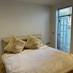 Modern, Spacious 1 Bedroom Garden Flat Sw18
