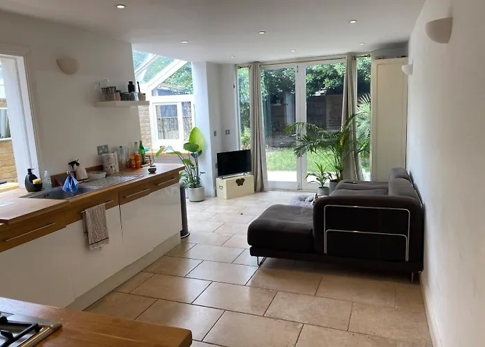 Modern, Spacious 1 Bedroom Garden Flat Sw18